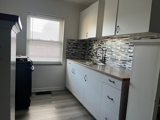 Kitchen - 3849 Delmar Ave