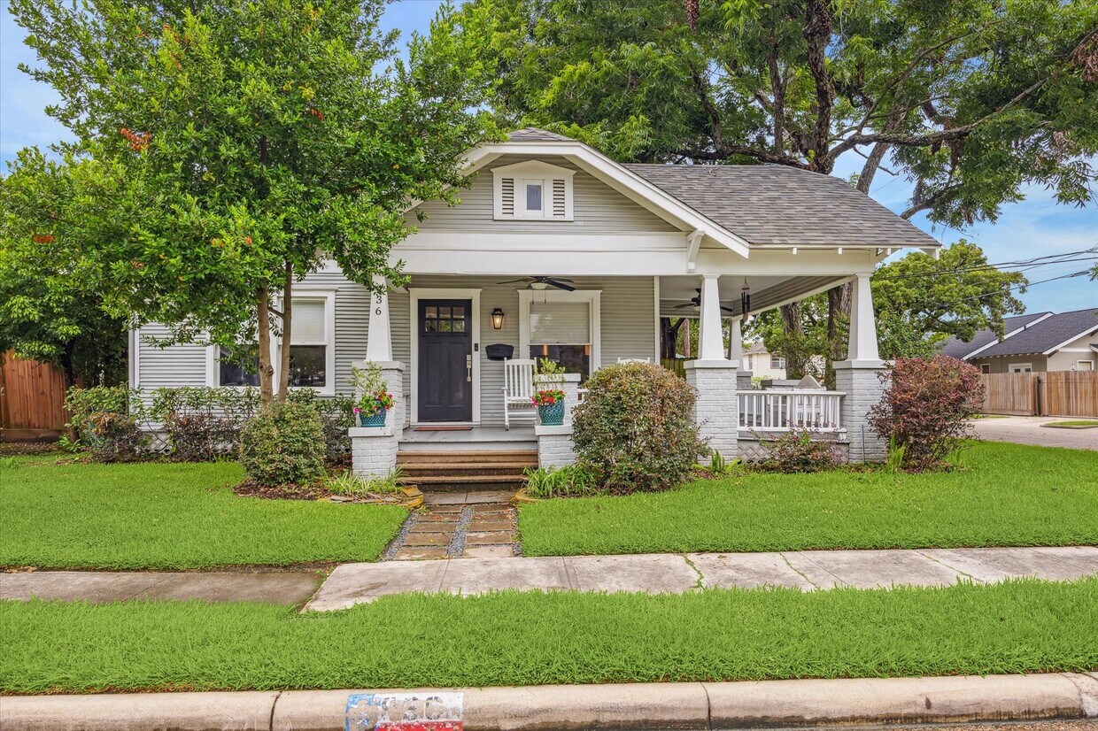 Primary Photo - 936 W Cottage St