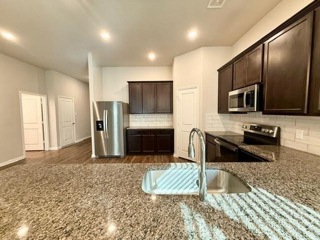 Building Photo - 4/3 house in Midway ISD.