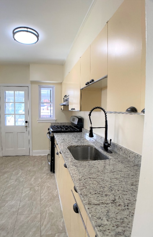 Building Photo - 95 Kentway