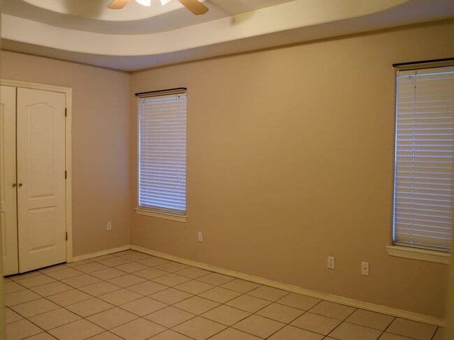 Foto del edificio - 715 S Dfw Dr