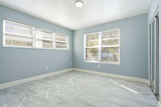 Foto del edificio - 7530 Dickens Ave