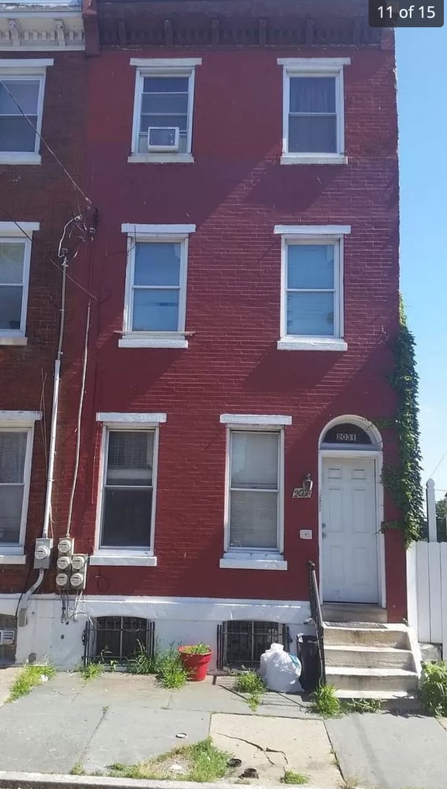 Building Photo - 2031 W Oxford St