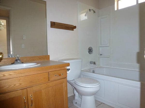 Building Photo - 4 bedroom home  - Dog Friendly!