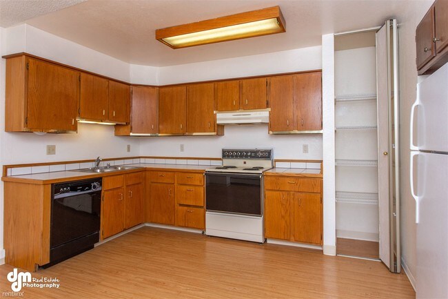 Building Photo - 2 br, 1 bath Apartment - 3324 Lee St Apt 6