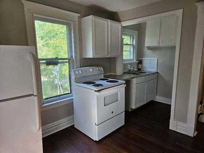 Building Photo - 913 Egleston Avenue
