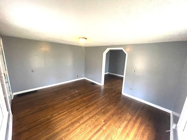 Building Photo - Beautiful 3 Bedroom 2 Bathroom Home with G...