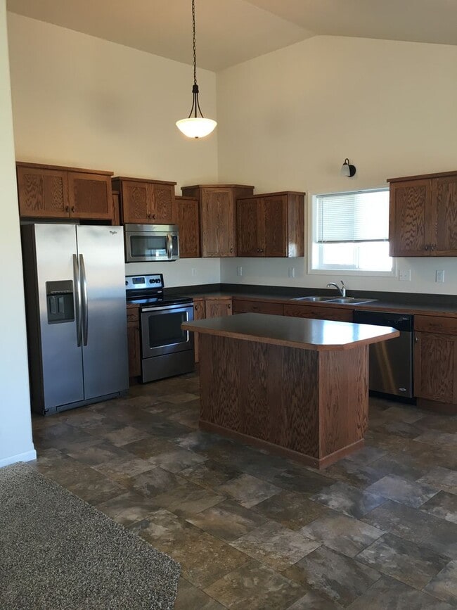 Building Photo - 3 Bed 3 Bath Single Family Home