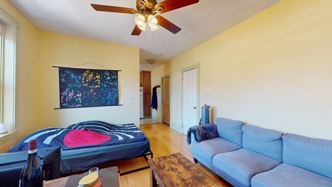 Building Photo - 131 Park Dr