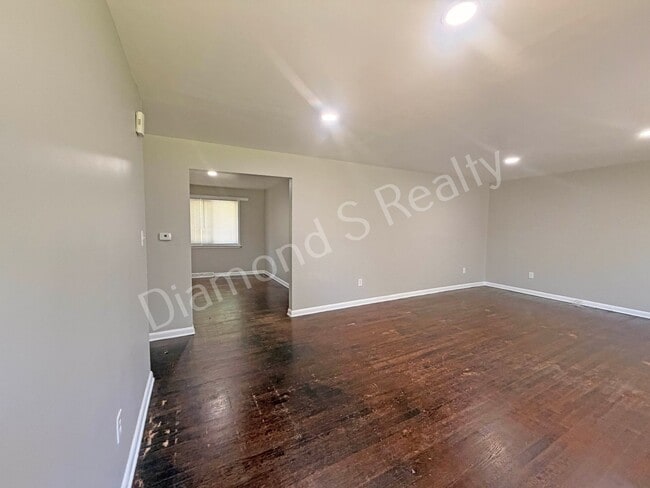 Building Photo - Spacious 3 Bed, 2 Bath Home with Large Yard Available!