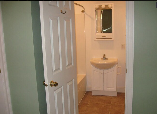 Building Photo - 606 N McArthur St