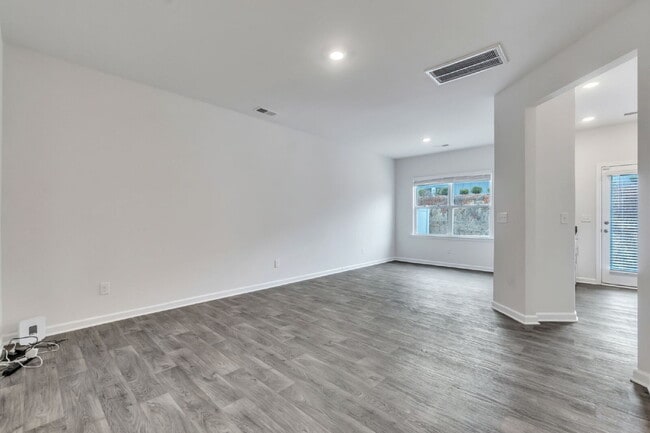 Building Photo - Beautiful 3 BR / 2.5 BA Townhome with Patio & Community Amenities $1,699/mo rent**