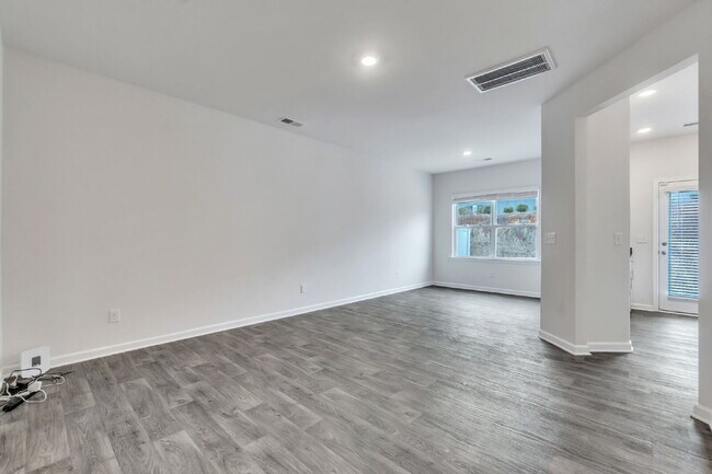 Foto del edificio - Beautiful 3 BR / 2.5 BA Townhome with Patio & Community Amenities $1,699/mo rent**