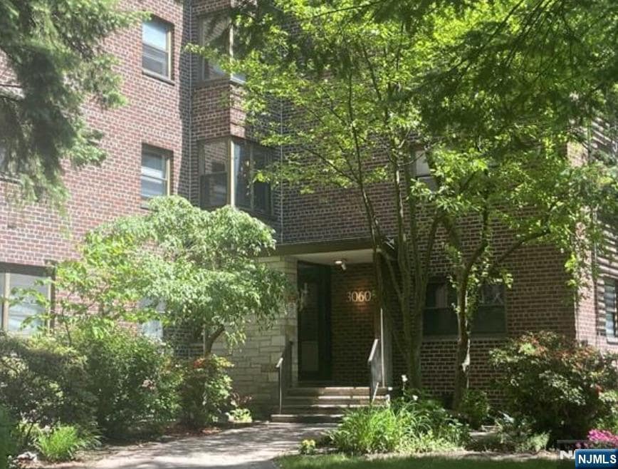 Primary Photo - 3060 Edwin Ave