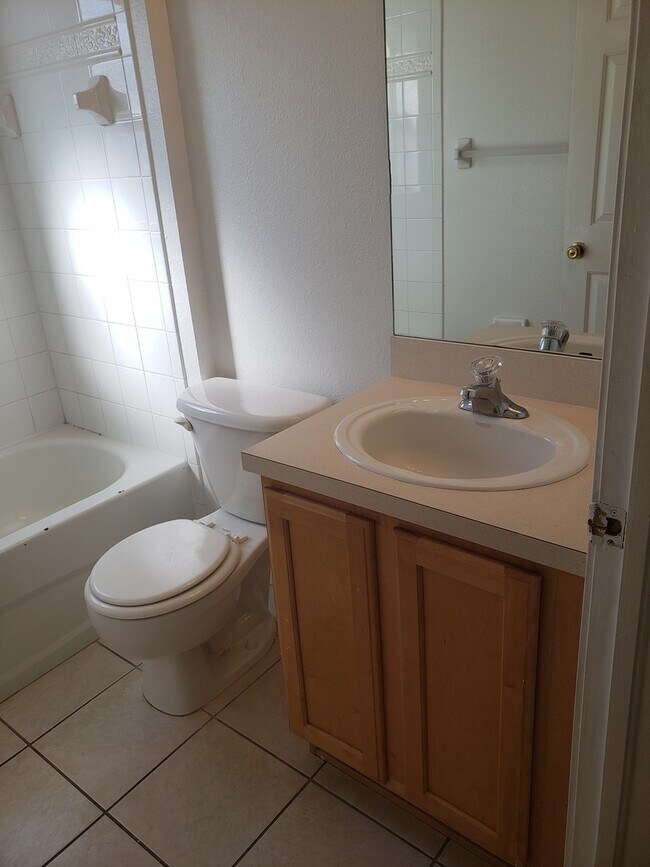 Building Photo - Beautifully laid out 3Beds/2Bath Home/ wit...