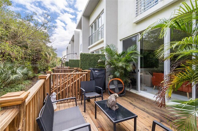 Foto del edificio - 2475 NE 135th St