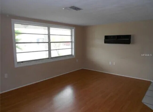 Foto del edificio - 3 Bed 1.5 Bath Bright Block Home