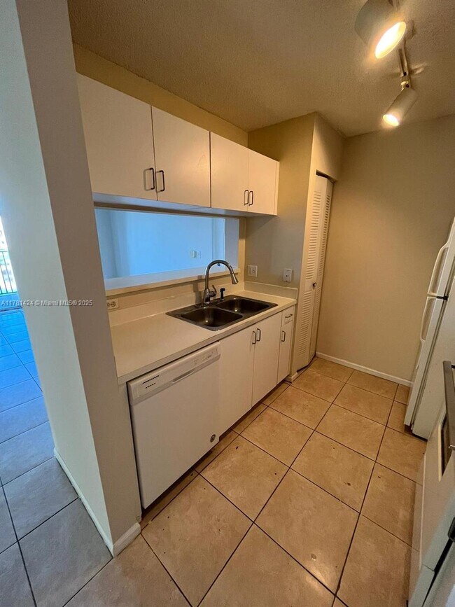 Foto del edificio - 2061 Renaissance Blvd