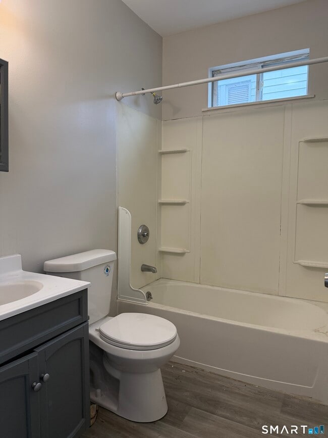 Building Photo - 162 Martin St