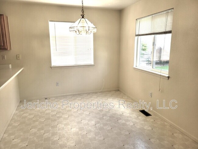 Foto del edificio - 5215 Dudley St