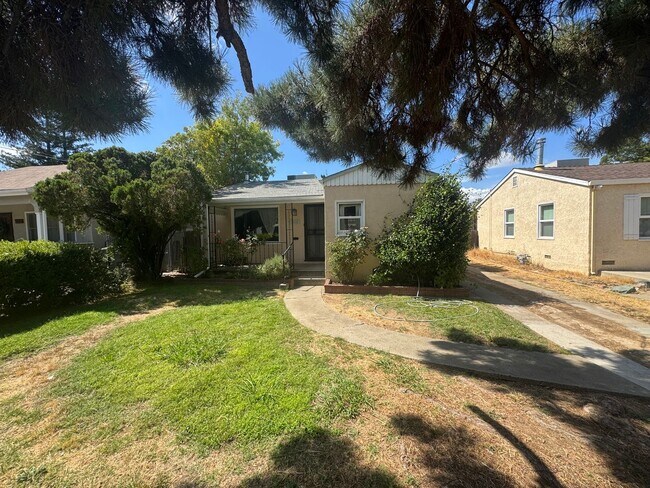 Building Photo - 2 Bed / 1 Bath | Tahoe Park Home Available...