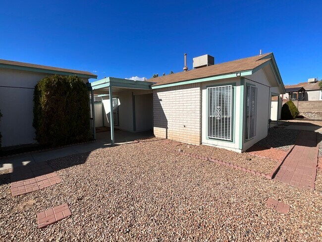 Building Photo - 2 Bedroom Single Story Home Near Northern ...
