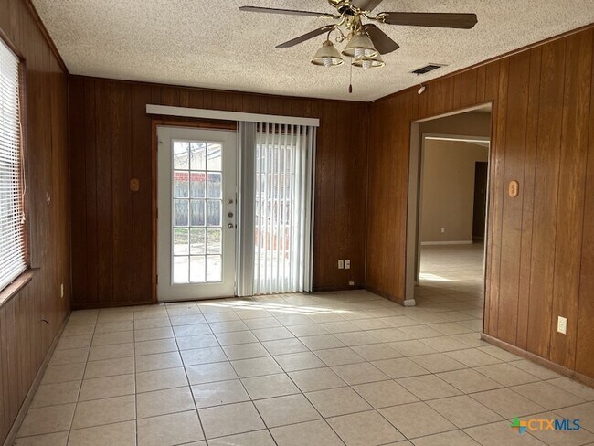 Foto del edificio - 2404 Carnation Dr