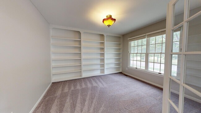 Building Photo - 2425 Foxway Dr