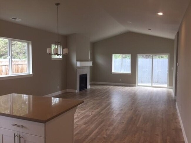 Building Photo - Single Level 3 Bed/2 Bath Home in SE Bend