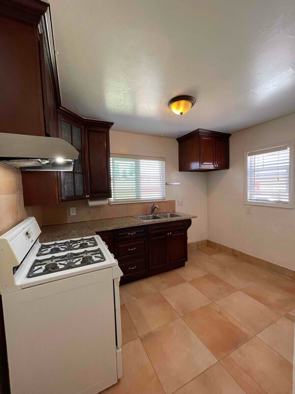 Foto del edificio - 7239 Milton Ave
