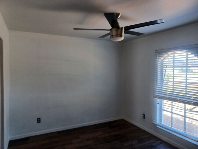 Foto del edificio - Available Now: 3/2 + den Home On A Quiet D...