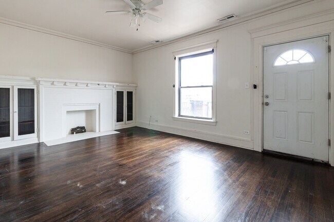 Building Photo - 910 W Belle Plaine Ave