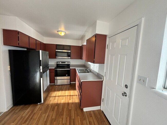 Building Photo - Charming 2 Bedroom 1 Bedroom House