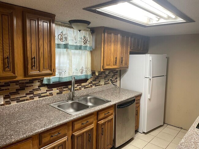 Foto del edificio - 3646 Brier Gardens Dr