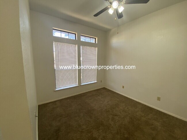 Foto del edificio - 10307 Lone Pine Ln