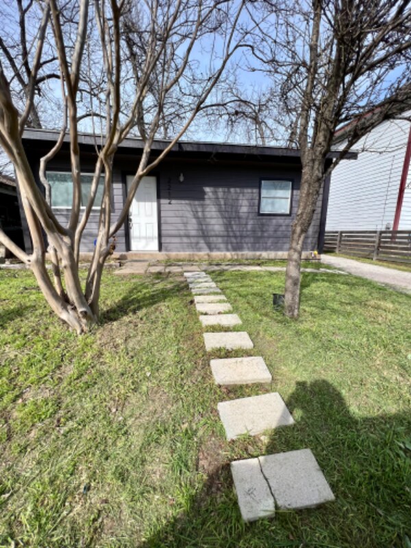 Building Photo - 2212 Santa Rita St
