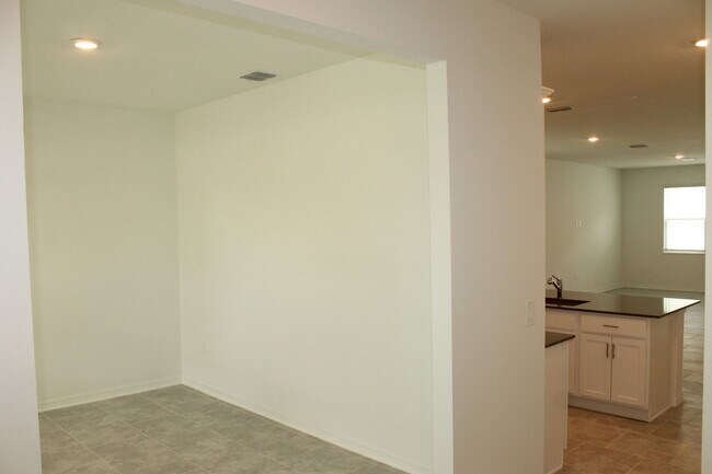 Foto del edificio - BEAUTIFUL NEW 3 bedroom 2 ½ bath Home with a 2 Car Garage and Den/Bonus Room.