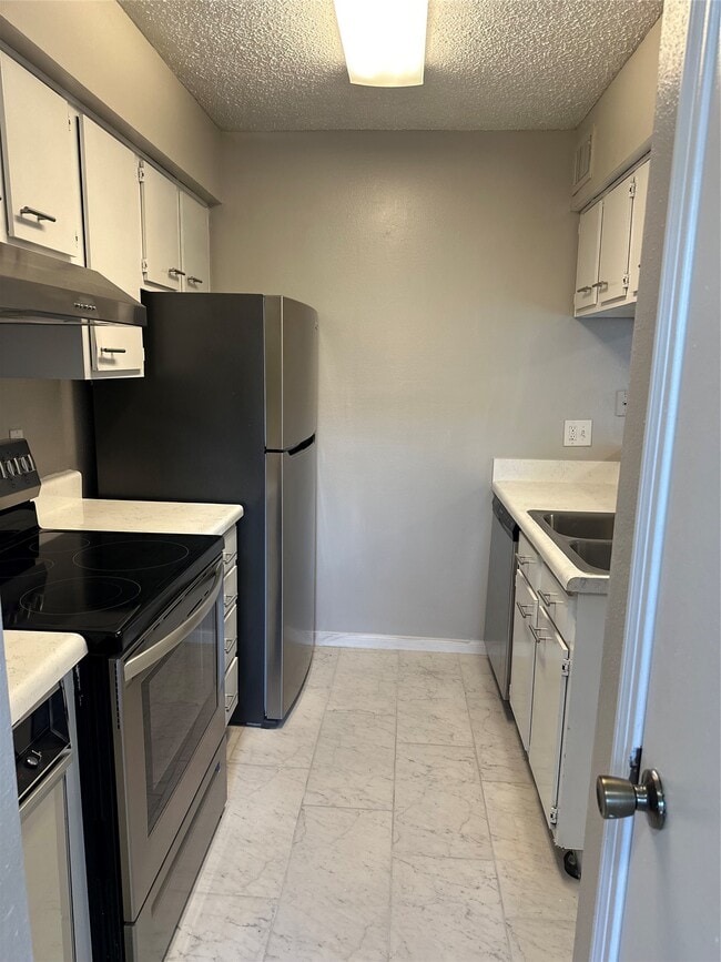 Building Photo - 700 Thicket Ln