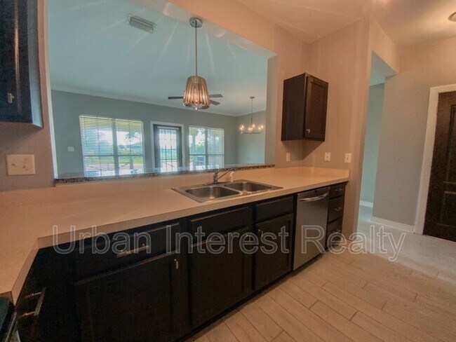Building Photo - 421 Twin Lakes Ln