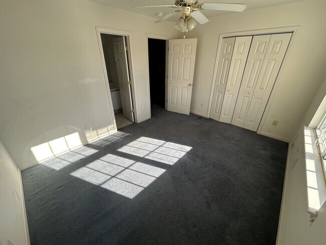 Building Photo - Charming 2 Bedroom, 2.5 Bath Townhome - 11...