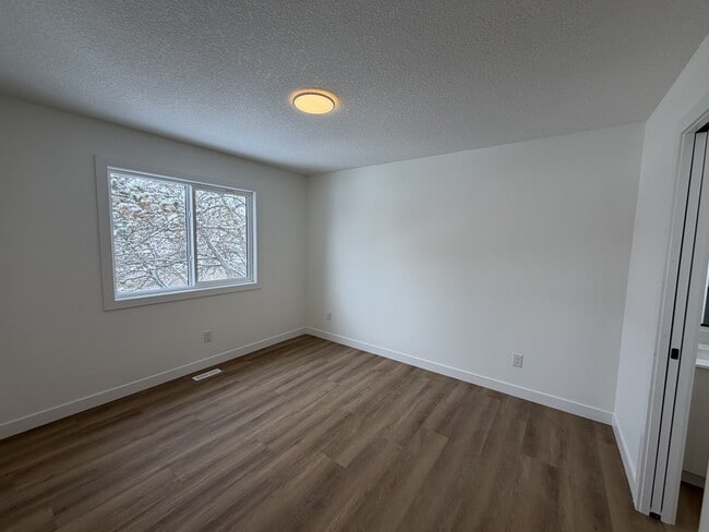 Building Photo - 11323-11106 106 St