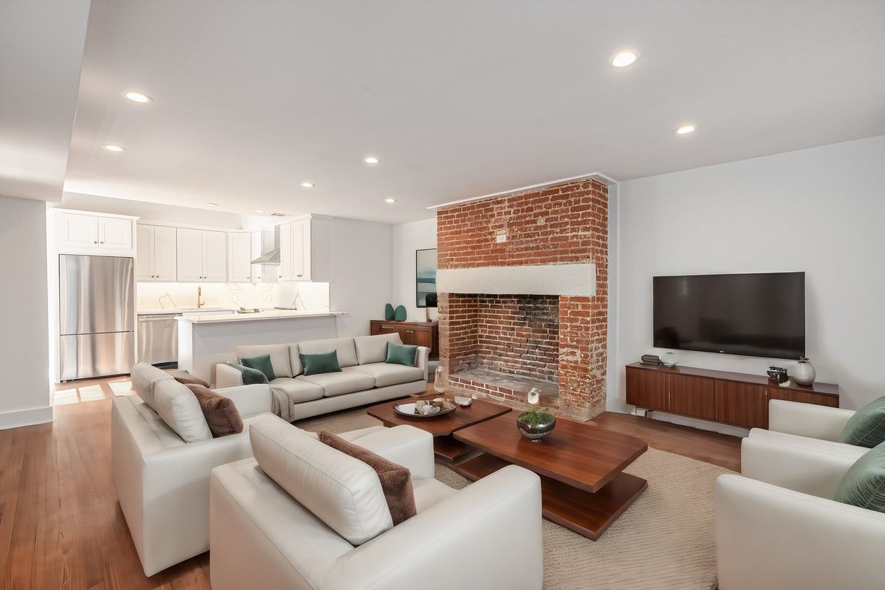 Primary Photo - Renovated 2 Bedroom Carriage house off Laf...