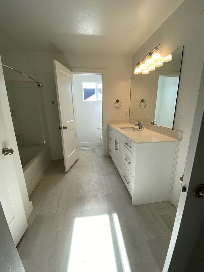 Foto del edificio - Beautiful 3 Bed, 2.5 Town Home! Available Now! See Our 3D Tour of This Property! Available on Jun...