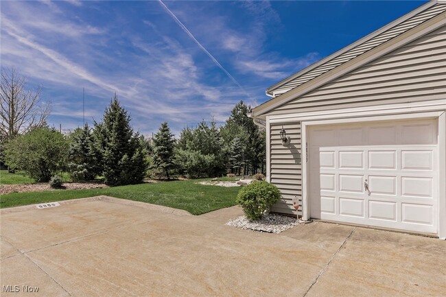 Building Photo - 9859 Independence Dr