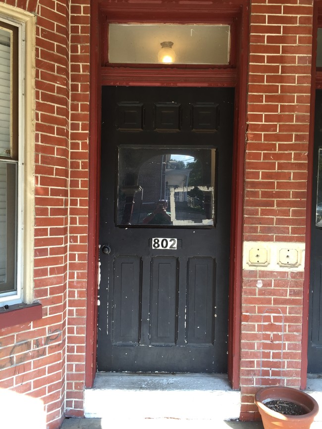 Building Photo - 802 N Van Buren St