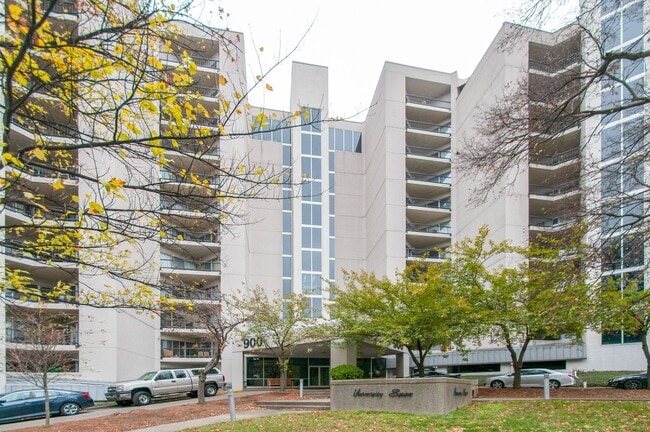Building Photo - 900 19th Ave S