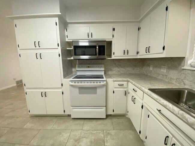 Building Photo - 3 bedroom 2 bath with extra storage!