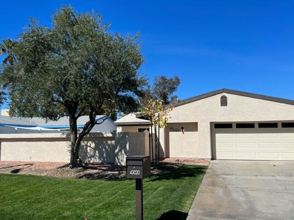 Foto principal - Beautifully Remodeled 3 Bedroom Pool Home ...
