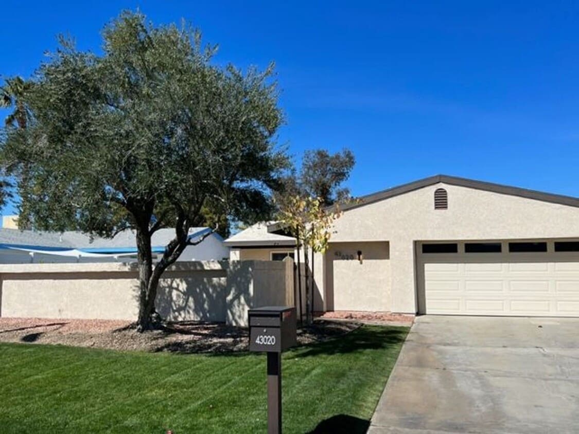 Primary Photo - Beautifully Remodeled 3 Bedroom Pool Home ...