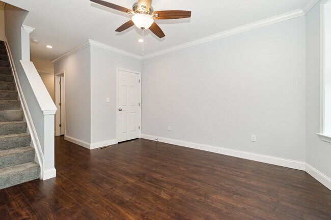 ¡Pisos de madera! Techos de 3,6 metros de altura. - 1605 McKean Ave